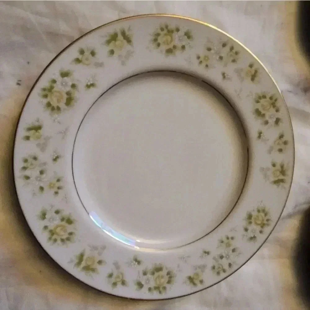 A set of 5 salad/dessert plates‎